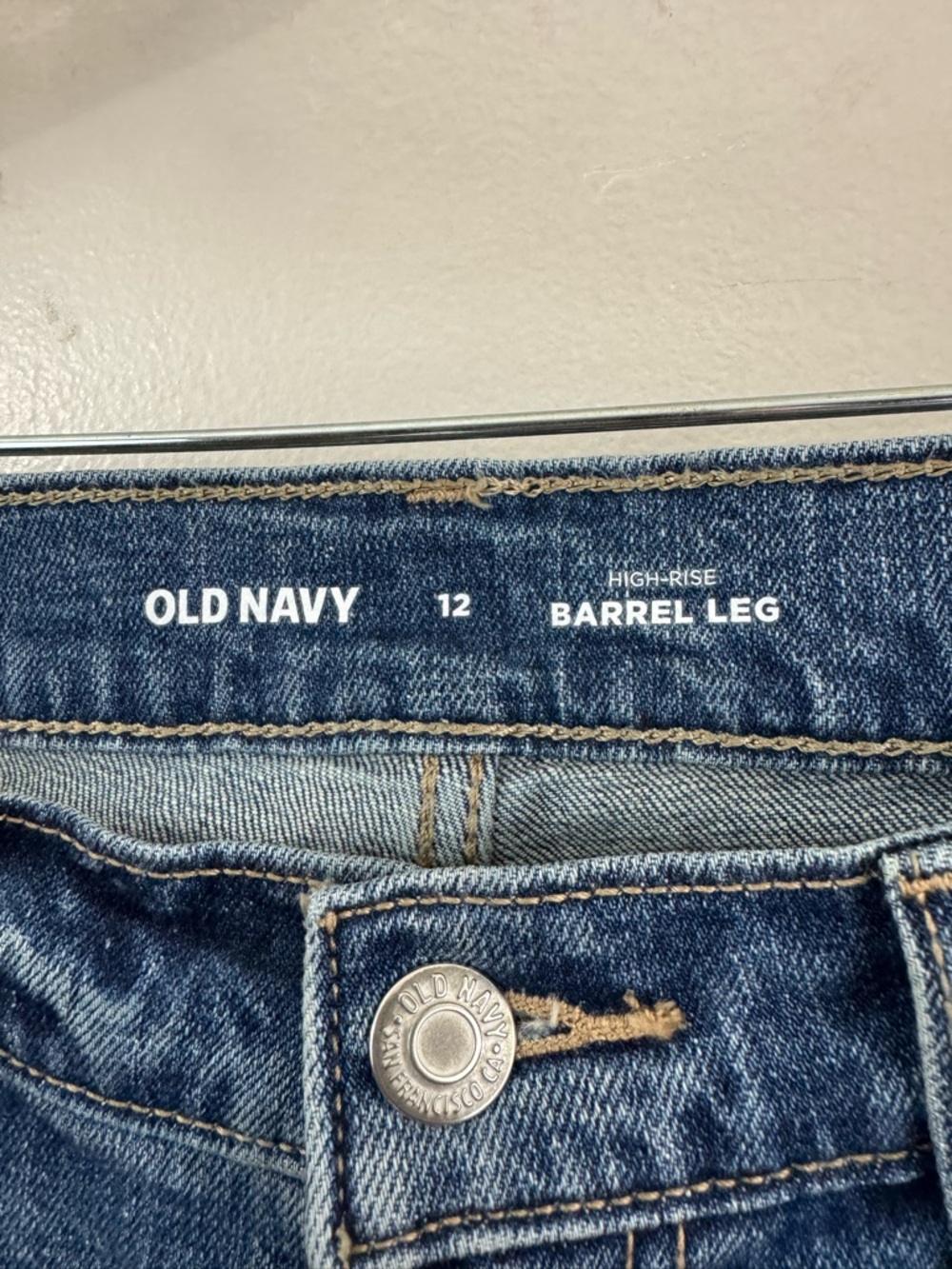 Old Navy High Rise Barrel Leg Jeans Womens Size 12 Med Wash Stretch - Picture 13 of 13